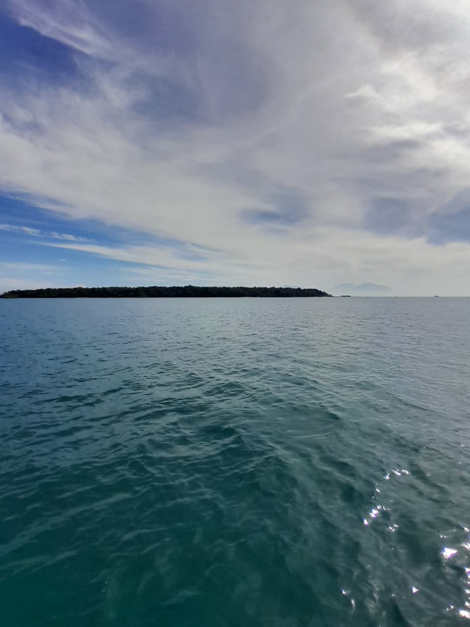 Pemandangan pantai pasir putih Pulau Liwungan