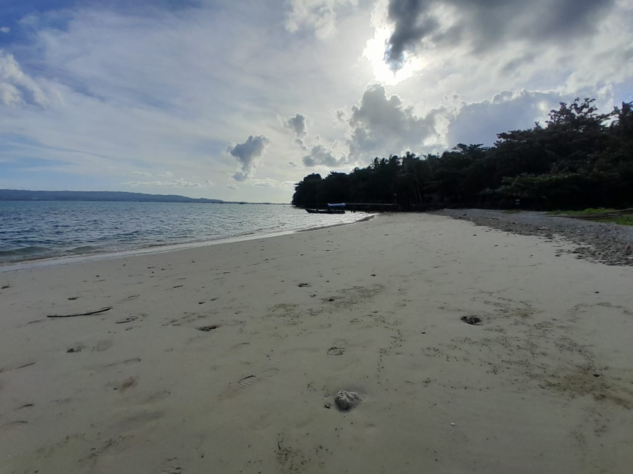 Aktivitas snorkeling di perairan jernih Pulau Liwungan