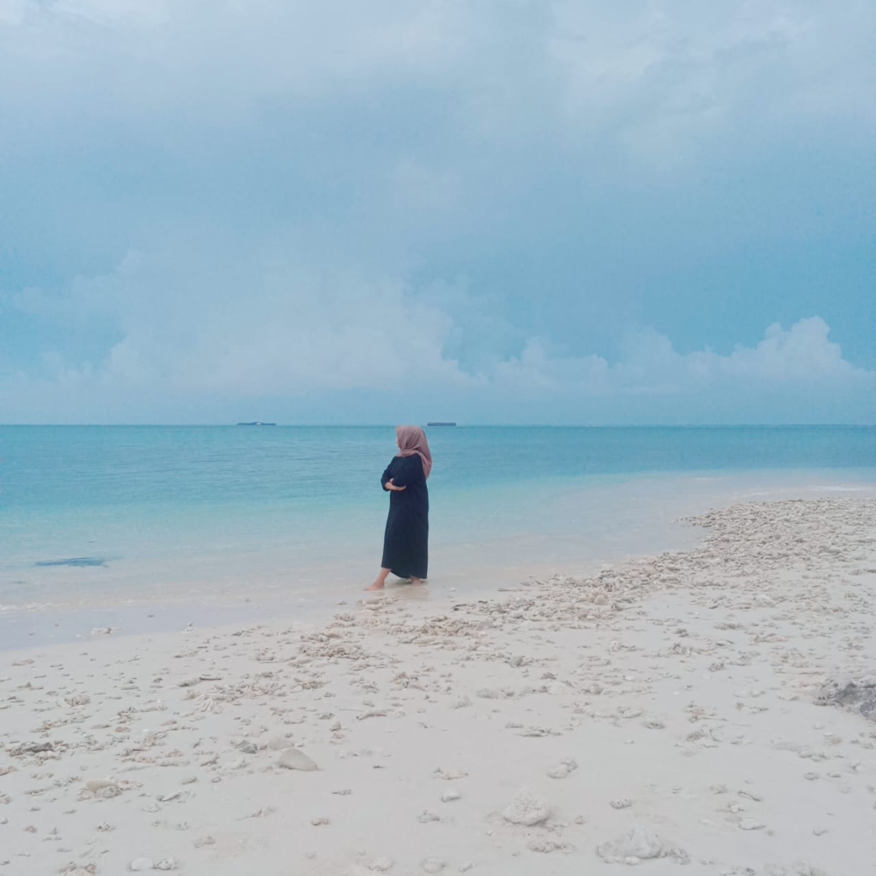 Pemandangan sunset emas di Pulau Liwungan