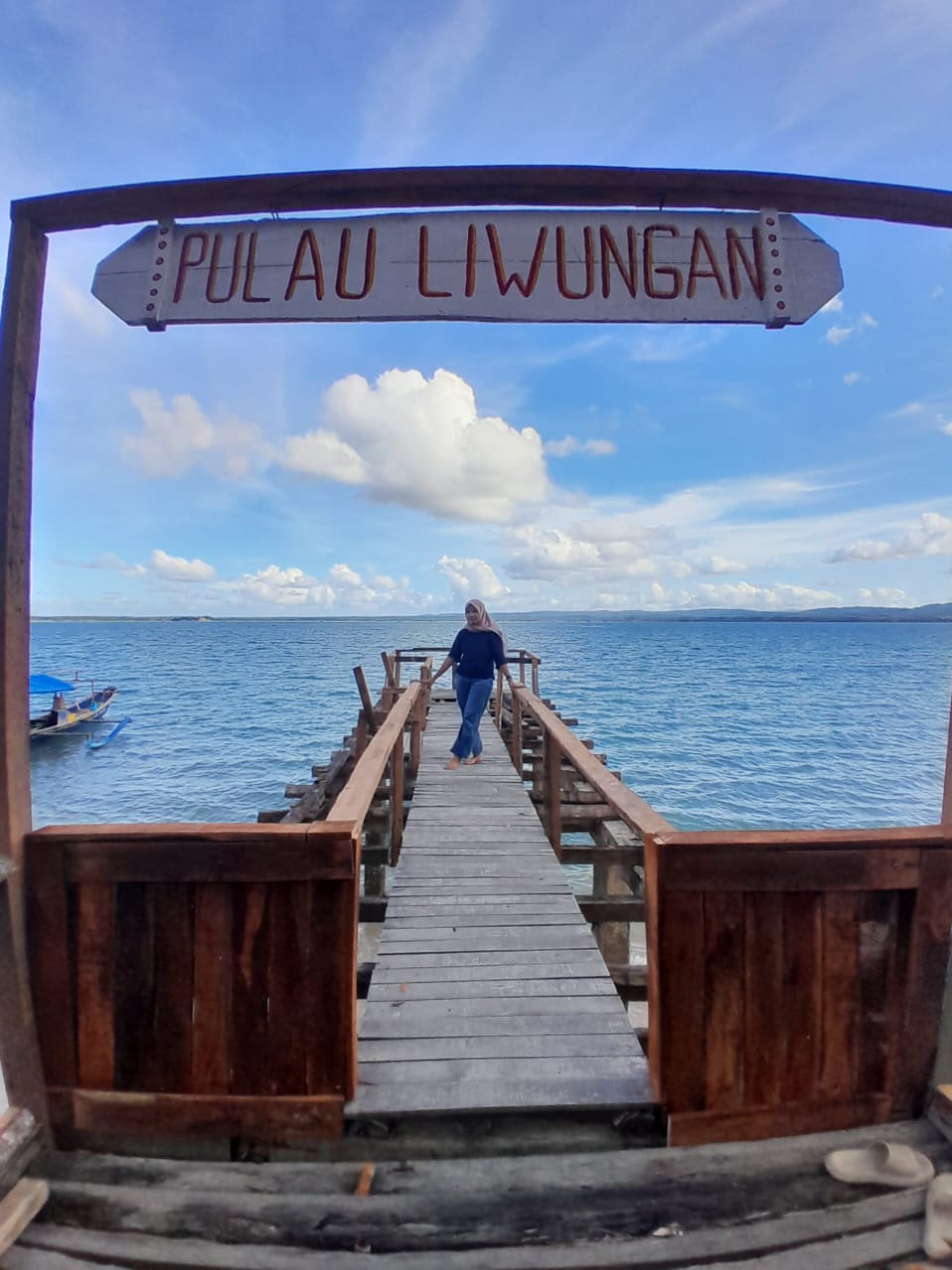 Fasilitas dan gerbang selamat datang di Pulau Liwungan